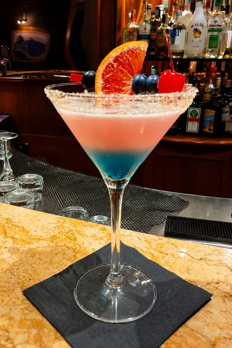Cocktail d’autore servito al banco bar