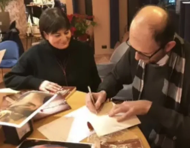 Max Rizzo firma una copia del suo libro durante una presentazione