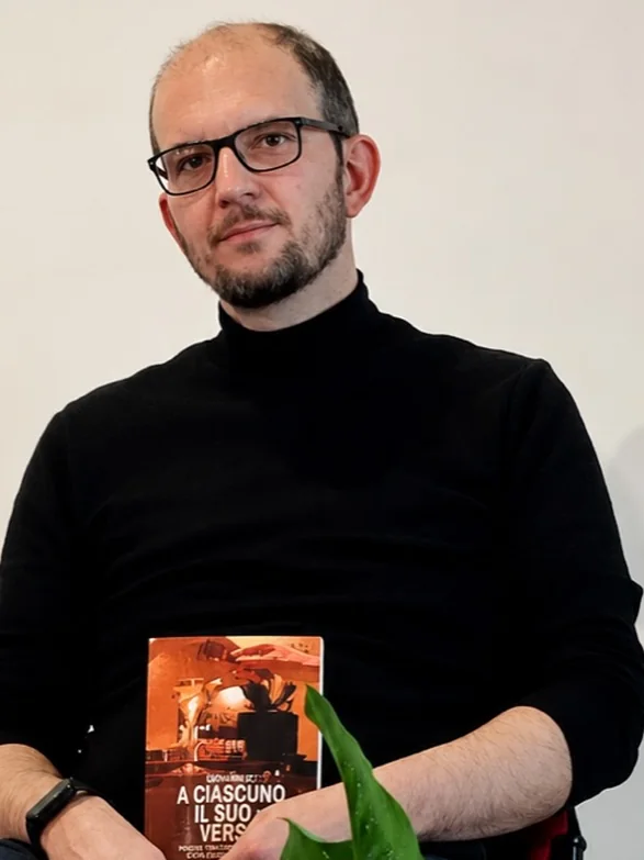 Max Rizzo con la sua raccolta A Ciascuno il Suo Verso